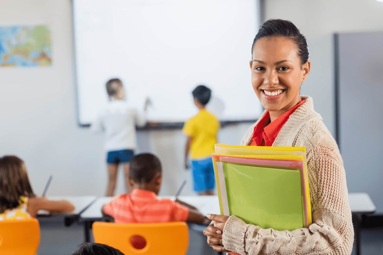 Mulher dando aulas de inglês online para alunos