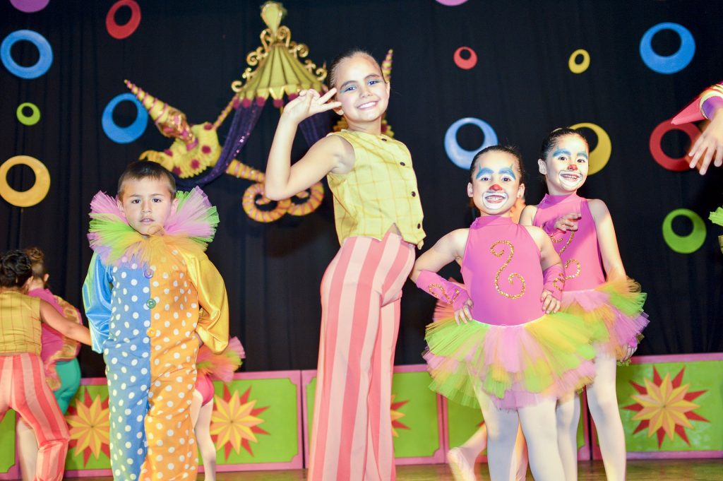 Crianças vestidas de elementos circenses demonstrando a aplicabilidade da  interdisciplinaridade na Educação Infantil. 