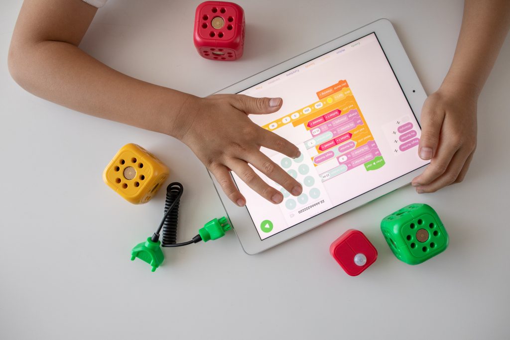 Criança exercitando a matemática lúdica com uma plataforma gamificado.