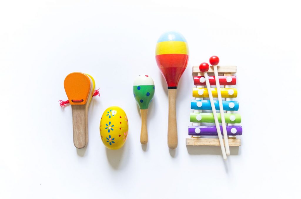 Brinquedos infantis como chacoalho, simbolizando a musicalização na educação infantil