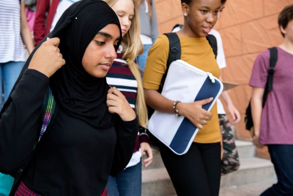 Imagem de uma menina usando um hijab, representando a diversidade nas escolas